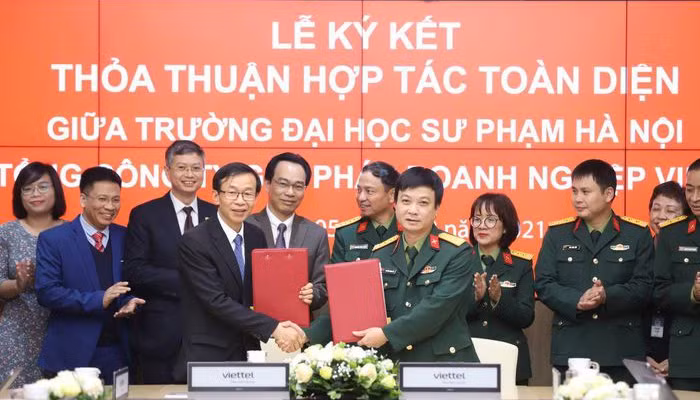 Trường Đại học Sư phạm Hà Nội kí kết thoả thuận hợp tác với Tổng công ty Giải pháp doanh nghiệp Viettel. Trường Đại học Sư phạm Hà Nội kí kết thoả thuận hợp tác với Tổng công ty Giải pháp doanh nghiệp Viettel.