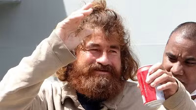 Câu chuyện đáng kinh ngạc của người 14 tháng trôi dạt trên biển