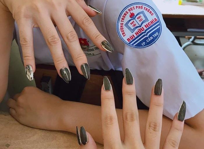 Tết cận kề, để đỡ tốn tiền làm đẹp hai nữ sinh sáng tạo bộ móng 0 đồng khiến dân mạng cười ngất