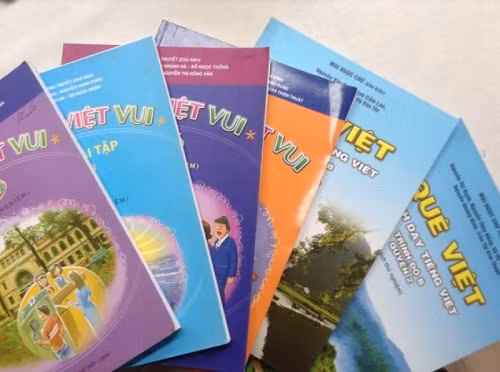 Bộ GD&ĐT đã chỉ đạo tổ chức biên soạn, biên tập, thiết kế chế bản, in và phát hành hai bộ sách “Tiếng Việt vui” và “Quê Việt”