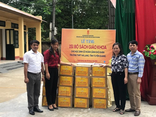 Nhà xuất bản Giáo dục Việt Nam (Hà Nội) trao tặng 151 bộ sách giáo khoa cho HS nghèo Trường THPT Hà Lang