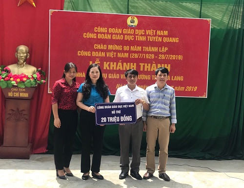 Đồng chí Nguyễn Thị Bích Hợp - Phó Chủ tịch Công đoàn Giáo dục Việt Nam trao tiền hỗ trợ cho nhà trường