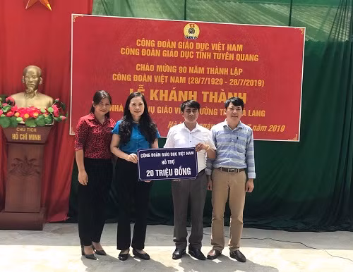 Đồng chí Nguyễn Thị Bích Hợp - Phó Chủ tịch Công đoàn Giáo dục Việt Nam trao tiền hỗ trợ cho nhà trường