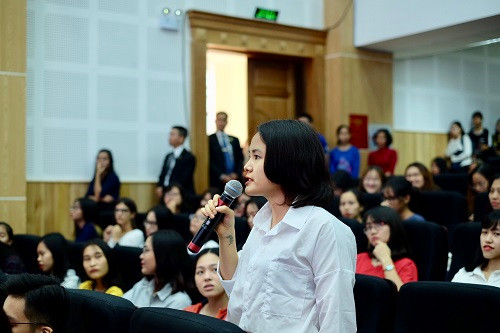 Sinh viên Trường ĐH Hà Nội đặt câu hỏi trong phần hỏi đáp Sinh viên Trường ĐH Hà Nội đặt câu hỏi trong phần hỏi đáp