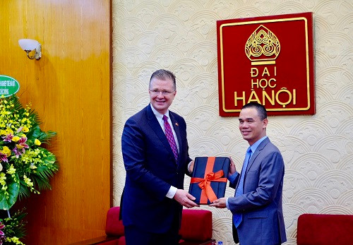 Đại sứ Kritenbrink trao quà lưu niệm cho Hiệu trưởng Trường Đại học Hà Nội PGS. TS Nguyễn Văn Trào Đại sứ Kritenbrink trao quà lưu niệm cho Hiệu trưởng Trường Đại học Hà Nội PGS. TS Nguyễn Văn Trào