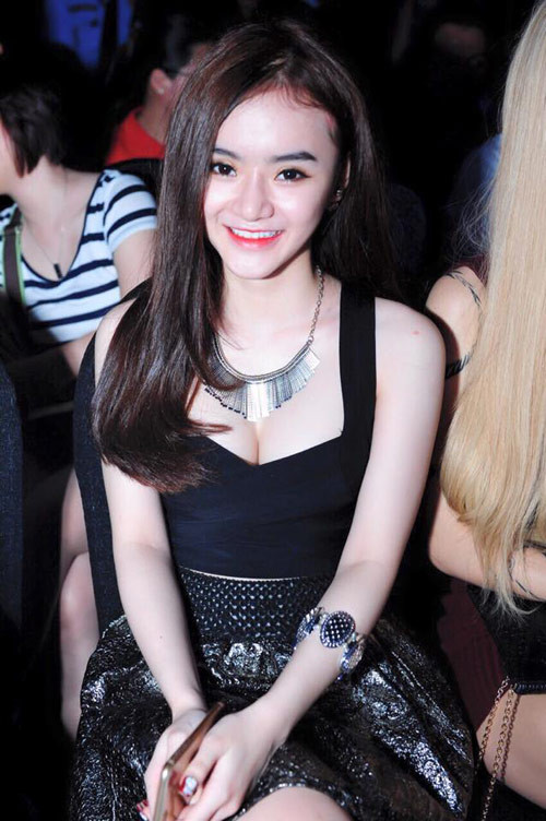 Em gái Angela Phương Trinh hở bạo lấn át chị gái ảnh 6 Em gái Angela Phương Trinh ngày càng hở bạo