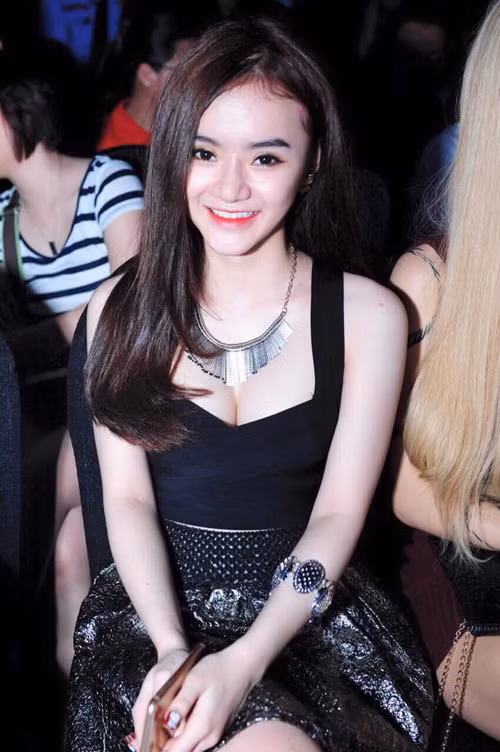 Em gái Angela Phương Trinh ngày càng hở bạo