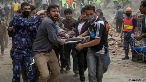 Ác mộng động đất Nepal: Thương vong lên hơn 2.000 người ảnh 1 Ác mộng động đất Nepal: Thương vong lên hơn 2.000 người ảnh 1