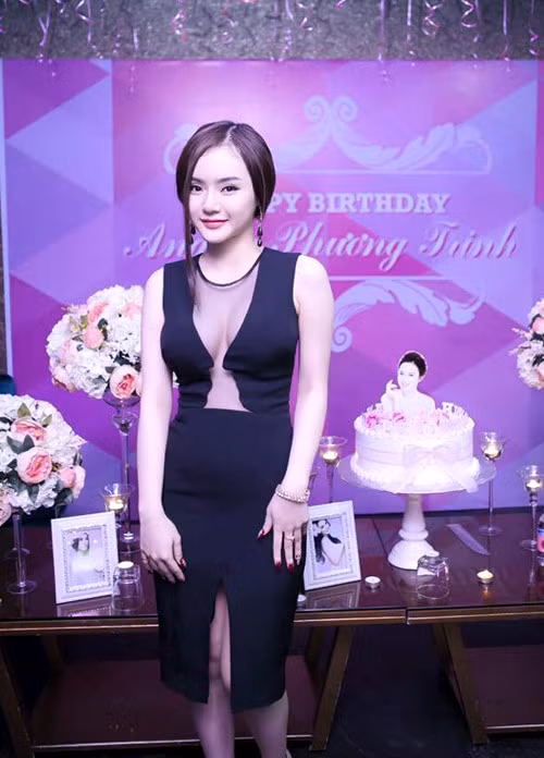 Em gái Angela Phương Trinh ngày càng hở bạo