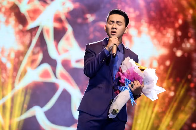 Tiếp đến, Hoài Lâm được MC yêu cầu giả giọng ca sĩ Bằng Kiều nhưng anh từ chối vì khá mệt sau khi hát 3 ca khúc. Bù lại, con nuôi Hoài Linh xin ca một câu xẩm theo phong cách của nghệ nhân Hà Thị Cầu từng làm anh nổi danh ở Gương mặt thân quen. Hoài Lâm giả giọng Quang Lê khiến khán giả phấn khích