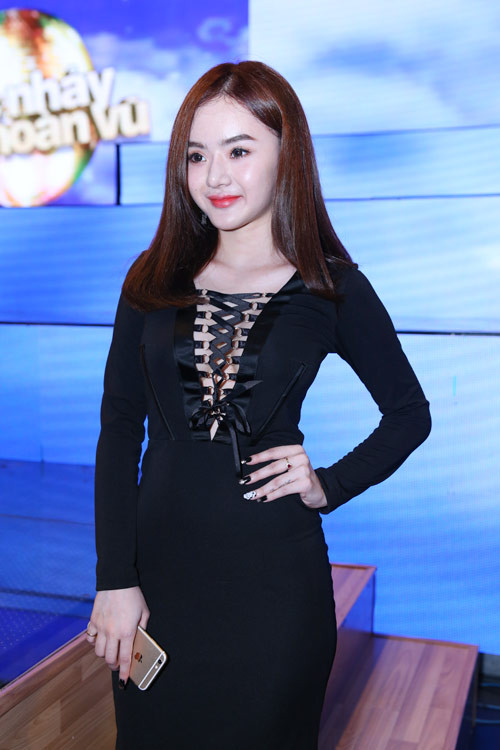 Em gái Angela Phương Trinh ngày càng hở bạo