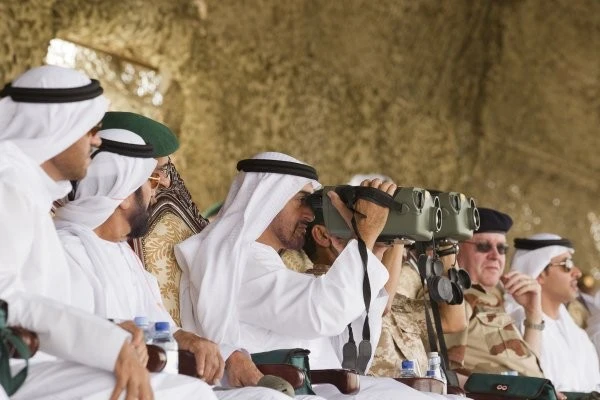 Thái tử Sheikh Mohammed Bin Zayed Al Nahyan (giữa) của Abu Dhabi theo dõi cuộc tập trận giữa UAE và Pháp năm 2012. Ảnh: Reuters