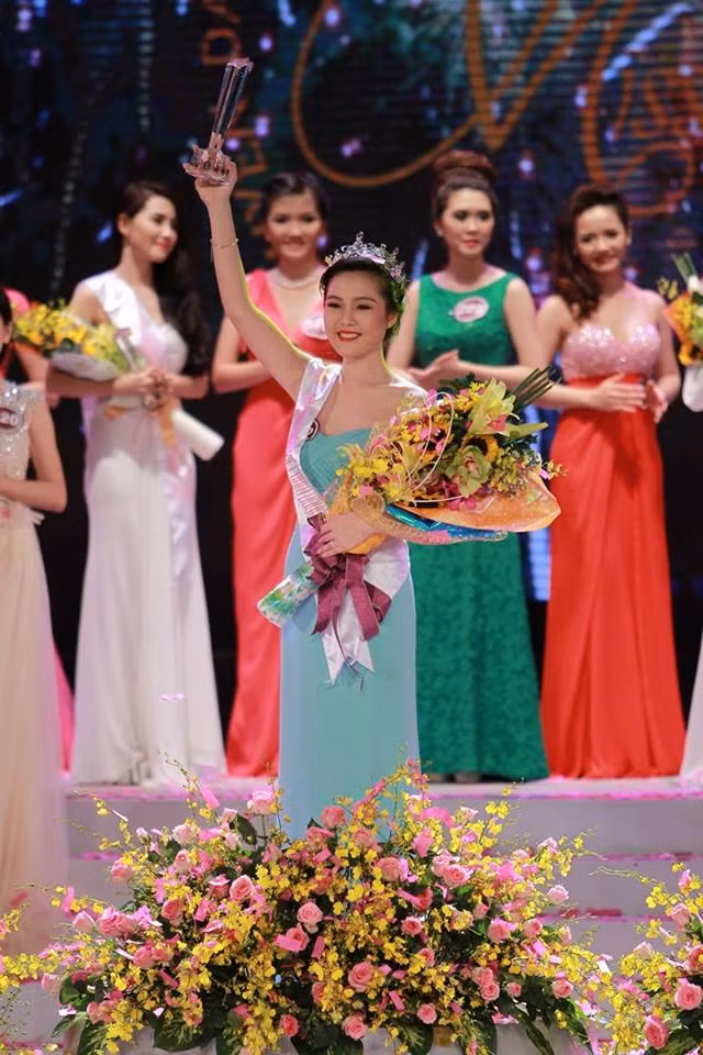 Hình Ảnh Trần Diễm Ái Vi bước lên bục cao nhất của cuộc thi "Nữ sinh viên Việt Nam duyên dáng 2013"