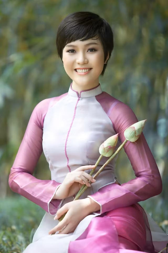 Trần Diễm Ái Vi xinh xắn, dịu dàng trong tà áo dài truyền thống