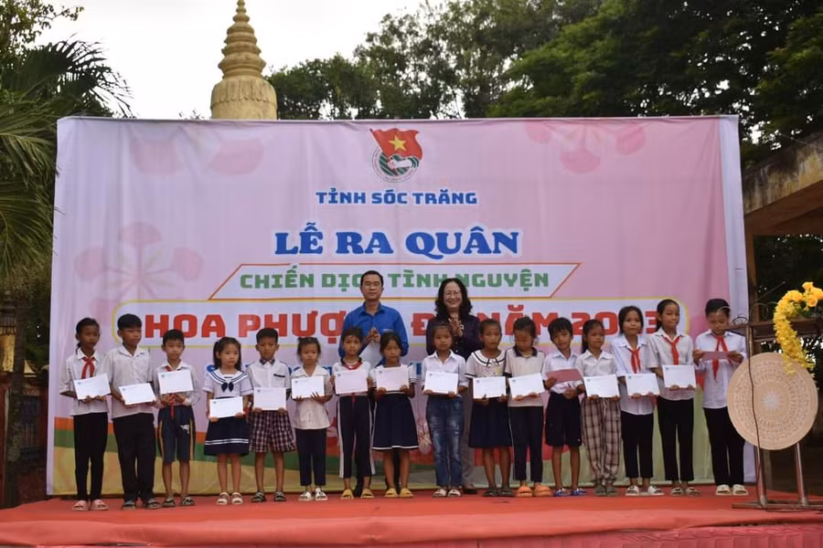 Trao tặng học bổng cho các em học sinh hoàn cảnh khó khăn.