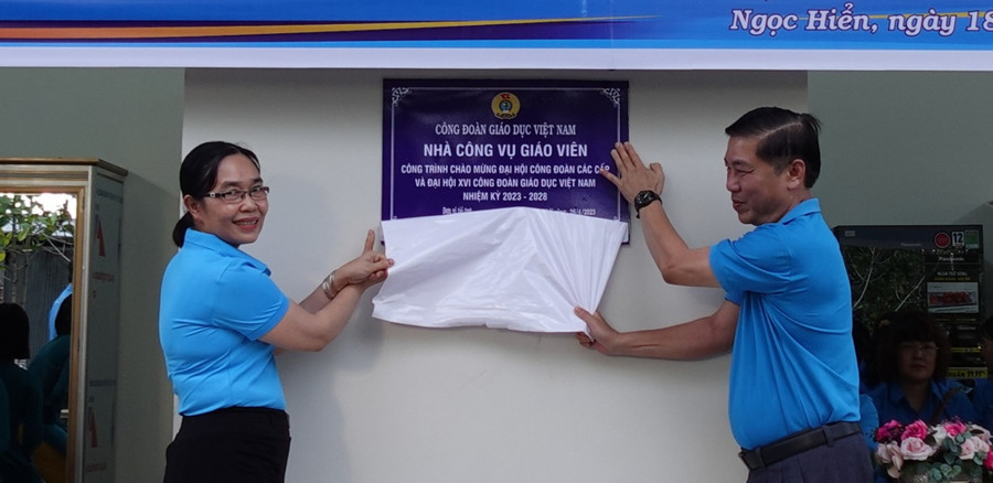 Thực hiện nghi thức bàn giao nhà công vụ.