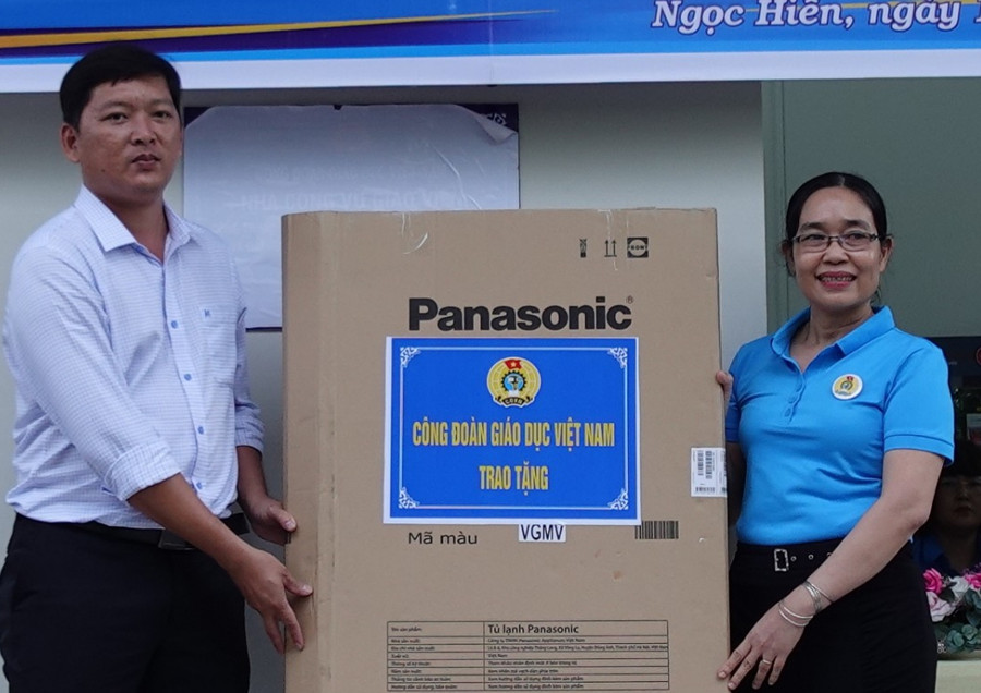 Trao quà của Công đoàn Giáo dục Việt Nam cho tập thể giáo viên nhà công vụ.