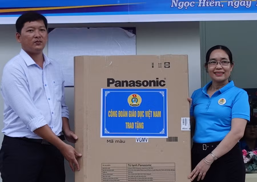 Trao quà của Công đoàn Giáo dục Việt Nam cho tập thể giáo viên nhà công vụ.