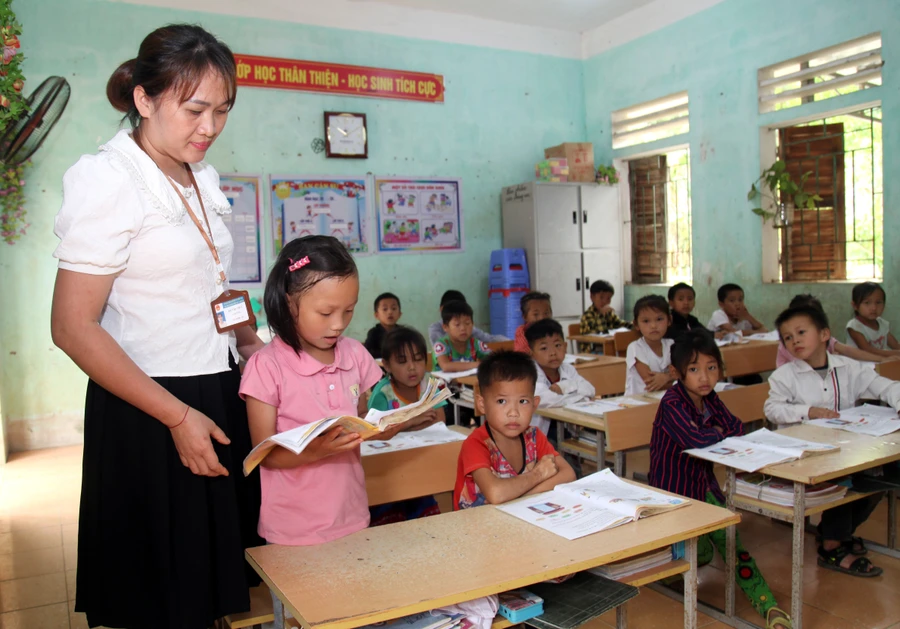 Cô và trò Trường PTDTBT Tiểu học xã Nậm Ban, huyện Mèo Vạc (Hà Giang). Ảnh: Nguyễn Lâm