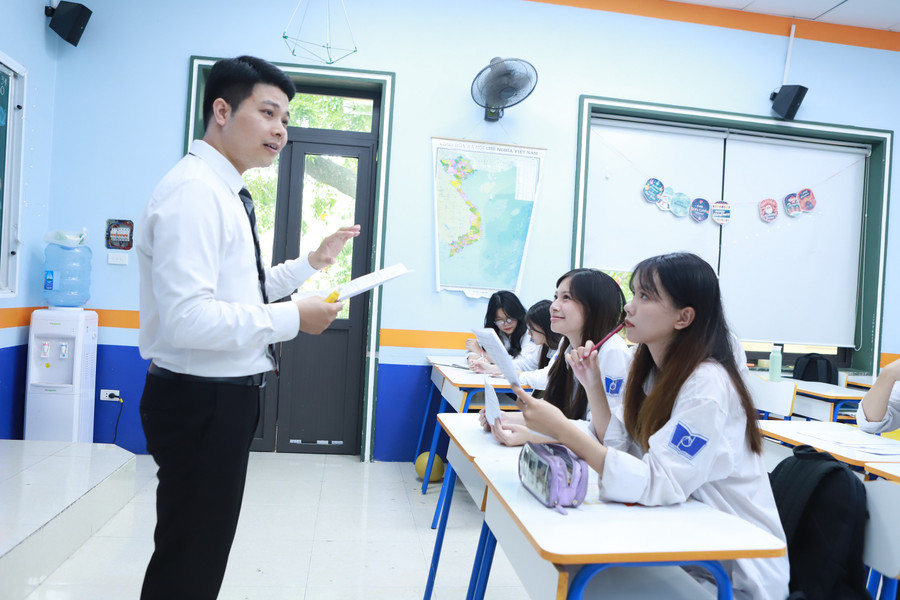 Thầy Nguyễn Văn Đức trong giờ dạy Toán tại Trường THPT Phan Đình Phùng (Hà Nội). Ảnh: TG