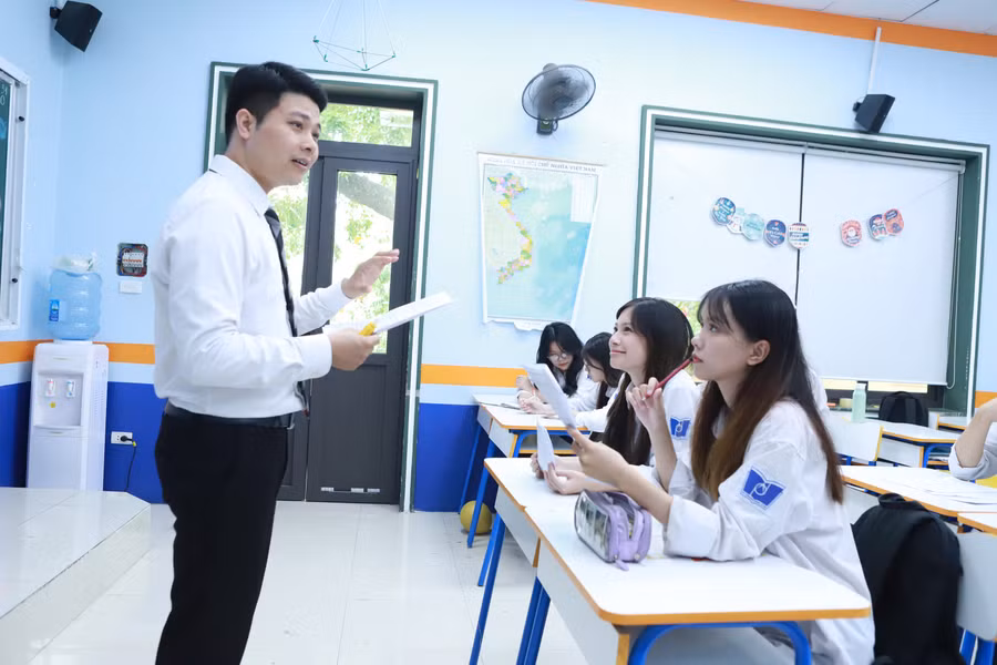 Thầy Nguyễn Văn Đức trong giờ dạy Toán tại Trường THPT Phan Đình Phùng (Hà Nội). Ảnh: TG