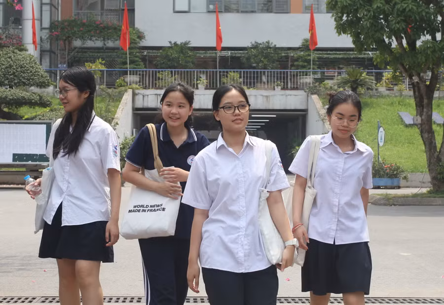 Thí sinh dự thi vào lớp 10 công lập Hà Nội năm 2023. Ảnh: Lan Anh