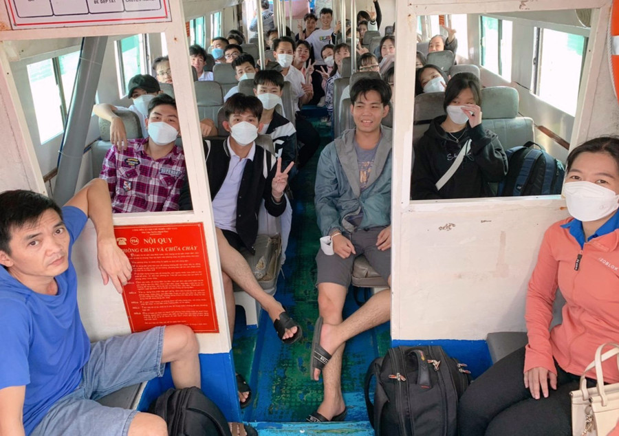 Học sinh Trường THPT Kiên Hải (huyện đảo Kiên Hải, Kiên Giang) đi tàu vào đất liền dự thi tốt nghiệp THPT năm 2023. Ảnh: NTCC Học sinh Trường THPT Kiên Hải (huyện đảo Kiên Hải, Kiên Giang) đi tàu vào đất liền dự thi tốt nghiệp THPT năm 2023. Ảnh: NTCC