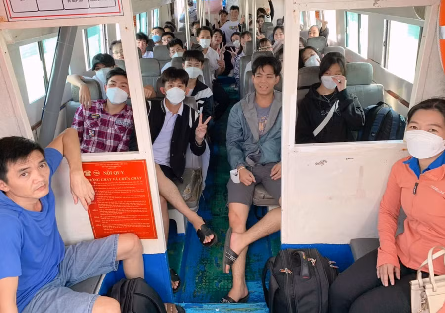 Học sinh Trường THPT Kiên Hải (huyện đảo Kiên Hải, Kiên Giang) đi tàu vào đất liền dự thi tốt nghiệp THPT năm 2023. Ảnh: NTCC