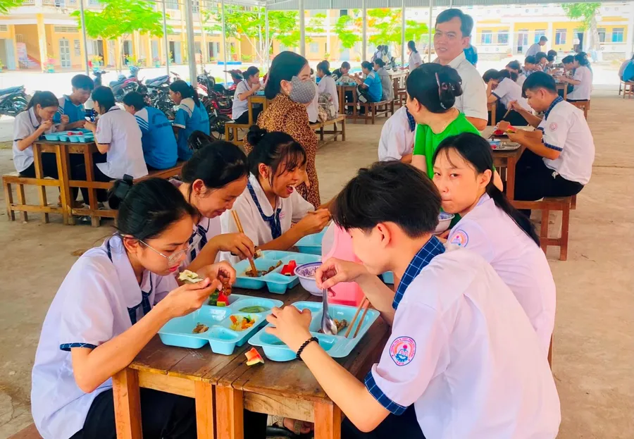 Trong thời gian ôn thi tốt nghiệp THPT, học sinh lớp 12 Trường THCS - THPT Trần Ngọc Hoằng (TP Cần Thơ) ăn trưa miễn phí do thầy cô nấu. Ảnh: Q. Ngữ