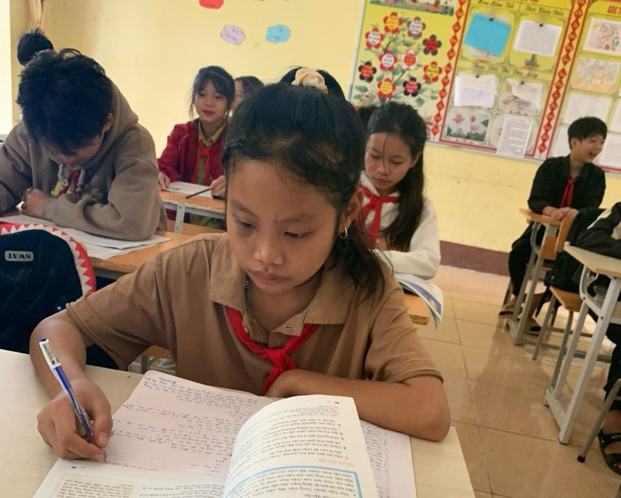 Tòng Thị Lan Quỳnh nỗ lực học tập hơn khi được Công an xã Mường Kim đỡ đầu. Tòng Thị Lan Quỳnh nỗ lực học tập hơn khi được Công an xã Mường Kim đỡ đầu.