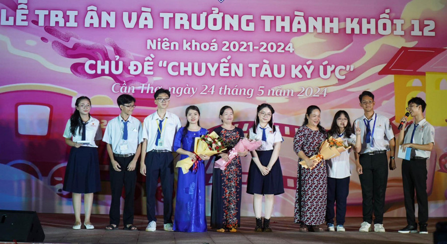 Học sinh Trường THPT Châu Văn Liêm (TP Cần Thơ) tri ân thầy cô tại chương trình “Chuyến tàu ký ức”. Ảnh: Quốc Ngữ Học sinh Trường THPT Châu Văn Liêm (TP Cần Thơ) tri ân thầy cô tại chương trình “Chuyến tàu ký ức”. Ảnh: Quốc Ngữ