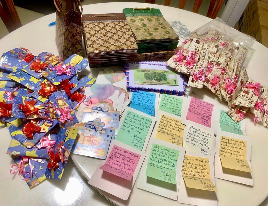 Cô giáo Lê Thị Kim Tùng - Trường THPT Trần Phú (Đà Nẵng) chuẩn bị quà cho học sinh. Ảnh NVCC Cô giáo Lê Thị Kim Tùng - Trường THPT Trần Phú (Đà Nẵng) chuẩn bị quà cho học sinh. Ảnh NVCC