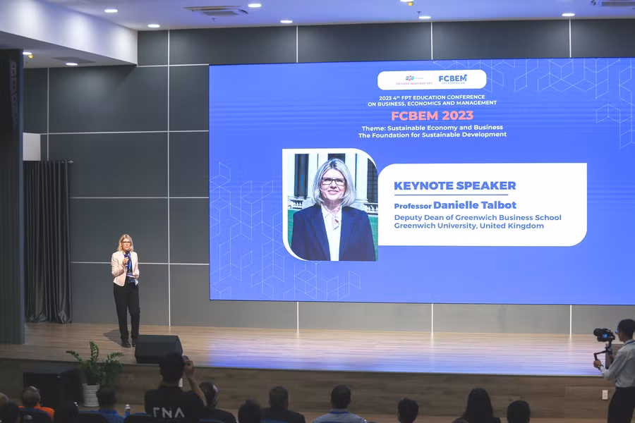 GS. Danielle Talbot (Trường Kinh doanh Greenwich thuộc Trường ĐH Greenwich, Vương Quốc Anh) trình bày tại hội thảo.