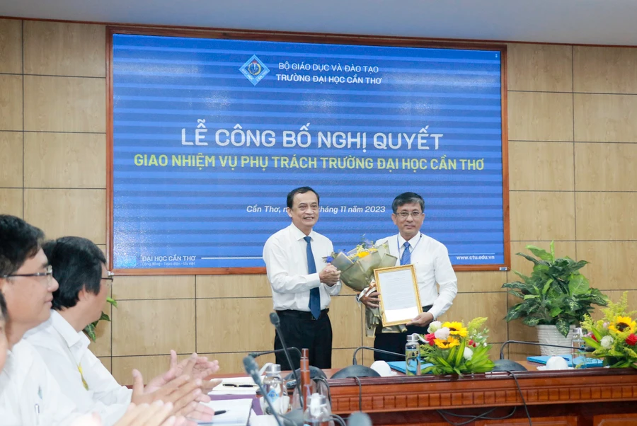 GS.TS Nguyễn Thanh Phương, Chủ tịch Hội đồng trường Trường ĐH Cần Thơ trao Nghị quyết giao nhiệm vụ phụ trách trường cho PGS.TS Trần Trung Tính.