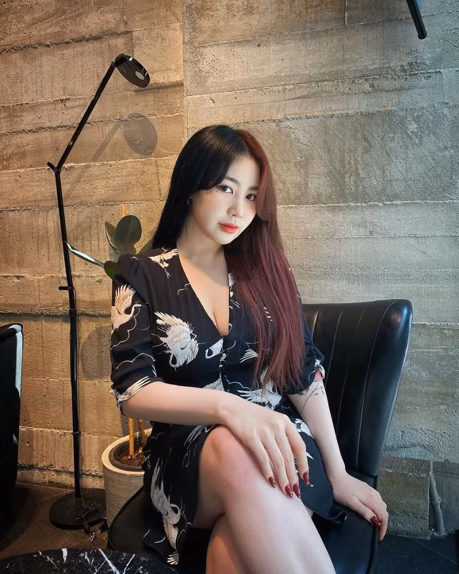 Jamie trông cá tính và nổi loạn hơn khi chọn nhuộm tóc màu đen và nâu khoai môn, hai màu sắc này cũng không kém phần sành điệu.