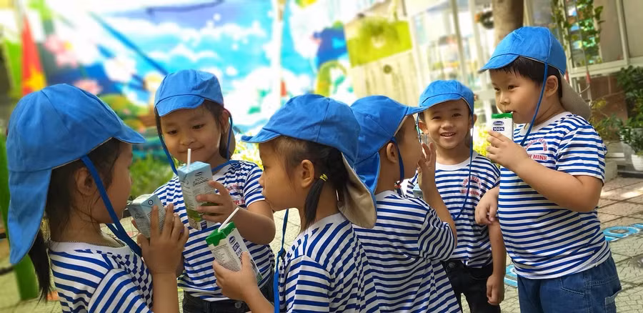 Giờ uống sữa của HS Trường Mầm non Bình Minh (Q. Hải Châu, TP Đà Nẵng)