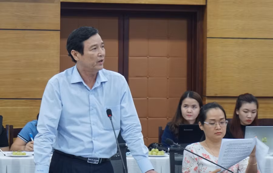 Bác sĩ Nguyễn Hữu Hưng, Phó Giám đốc Sở Y tế TP trao đổi tại cuộc họp chiều ngày 11/3