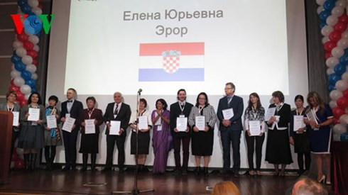 mot giao vien viet nam doat giai day ngu van nga xuat sac hinh 1