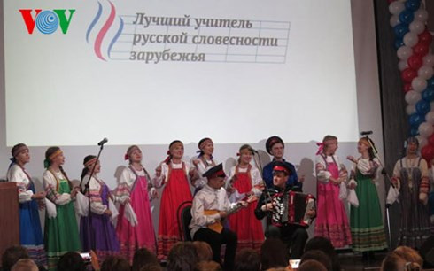 mot giao vien viet nam doat giai day ngu van nga xuat sac hinh 2