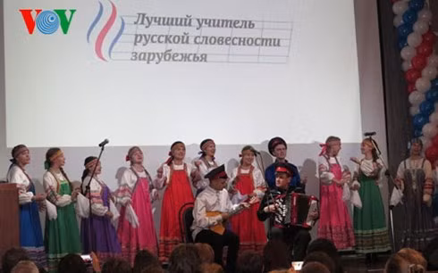 mot giao vien viet nam doat giai day ngu van nga xuat sac hinh 2