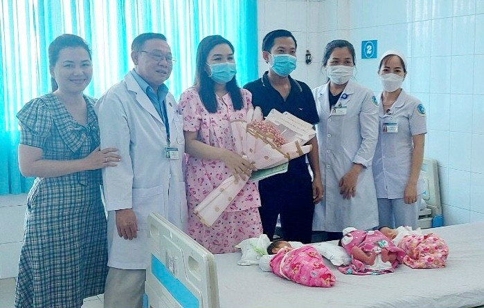 Bệnh viện Sản- Nhi An Giang cấp giấy chứng sinh cho 3 bé, trao giấy xuất viện và tặng hoa cho sản phụ