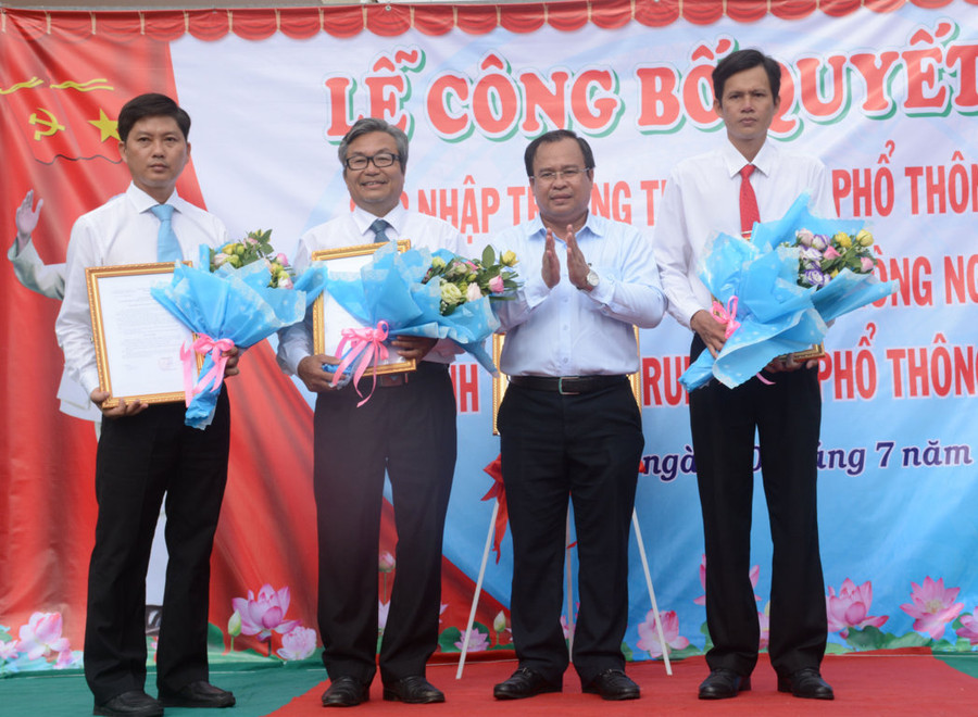 Giám đốc Sở GD&ĐT Cà Mau Nguyễn Minh Luân trao Quyết định bổ nhiệm cán bộ quản lý của trường mới Giám đốc Sở GD&ĐT Cà Mau Nguyễn Minh Luân trao Quyết định bổ nhiệm cán bộ quản lý của trường mới