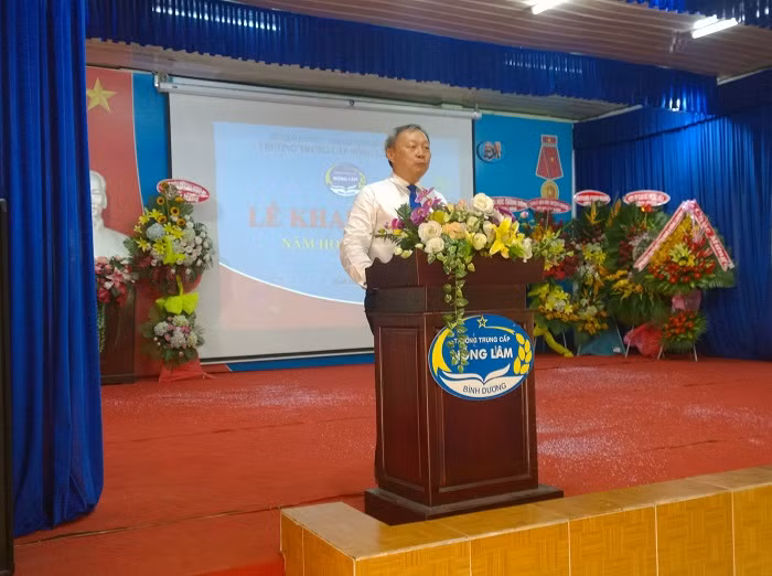 Hiệu trưởng nhà trường phát biểu tại lễ khai giảng