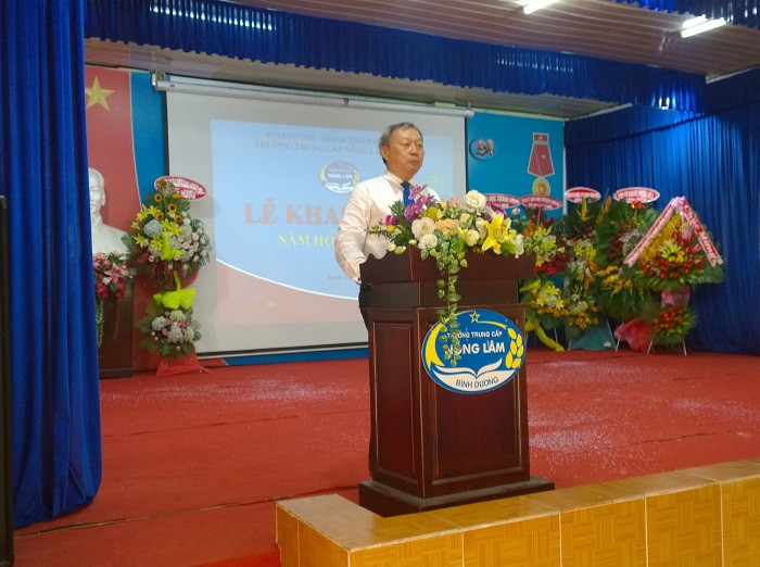 Hiệu trưởng nhà trường phát biểu tại lễ khai giảng Hiệu trưởng nhà trường phát biểu tại lễ khai giảng