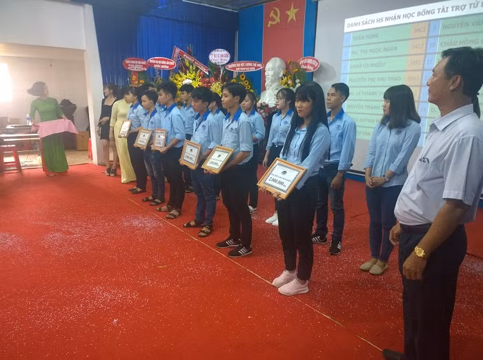 Các học sinh có thành tích xuất sắc nhận học bổng trong lễ khai giảng 