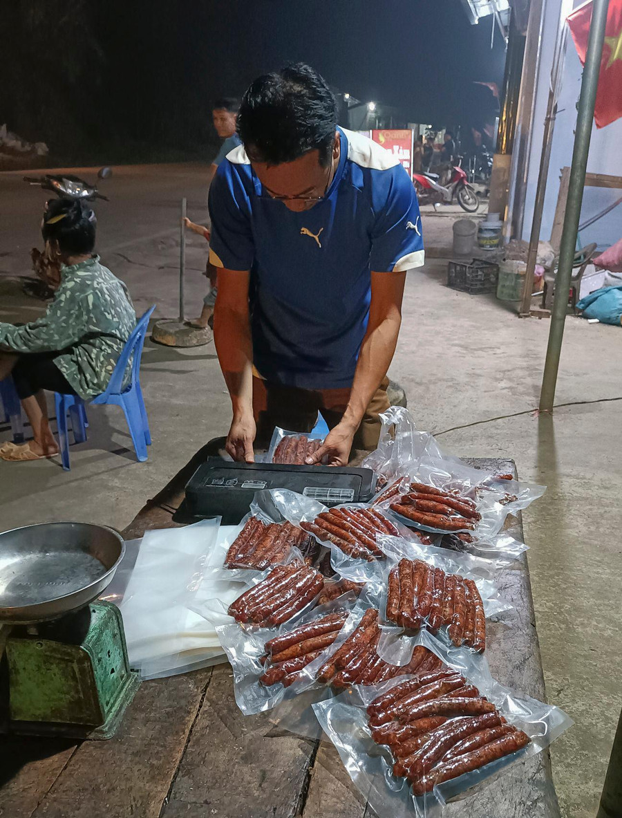 Thầy giáo Mùa Xuân Quý, Trường PTDTBT THCS Tủa Thàng tranh thủ ngoài giờ đóng hàng gửi cho khách.