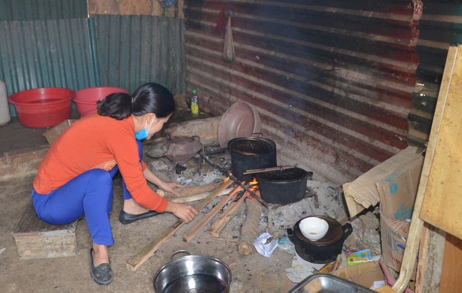 Giáo viên Trường PTDTBT Tiểu học Mường Mươn phải ở trong nhà công vụ tạm bợ bằng gỗ.