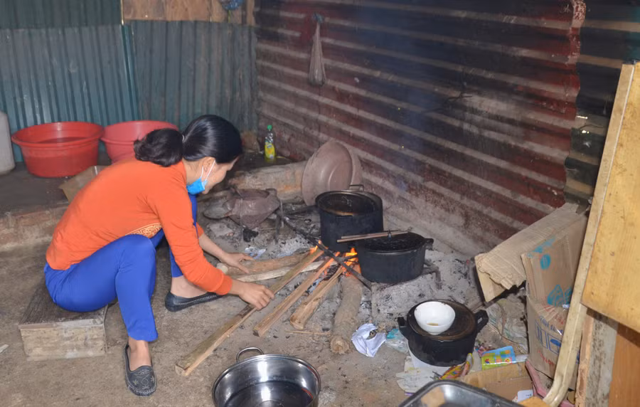 Giáo viên Trường PTDTBT Tiểu học Mường Mươn phải ở trong nhà công vụ tạm bợ bằng gỗ.