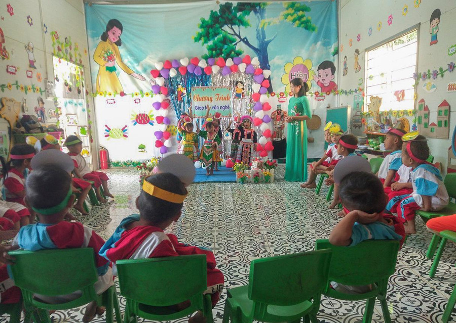 Cô giáo Quàng Thị Khánh, Trường Mầm non Pú Hồng trong giờ lên lớp.