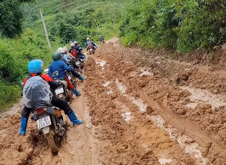 Rời bục giảng, nhiều thầy cô ở Trường Mầm non Pú Hồng “hóa thân” thành dân buôn, rong ruổi trên những con đường gập ghềnh, trơn trượt. 